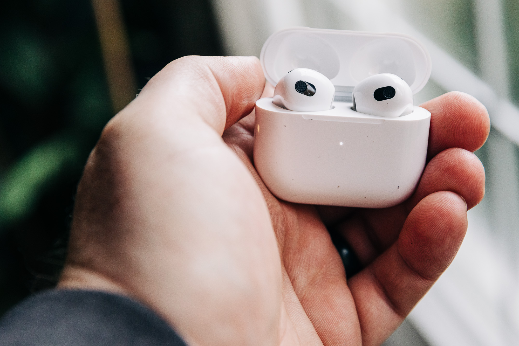 AirPods швидко розряджаються — що робити та як продовжити час роботи навушників