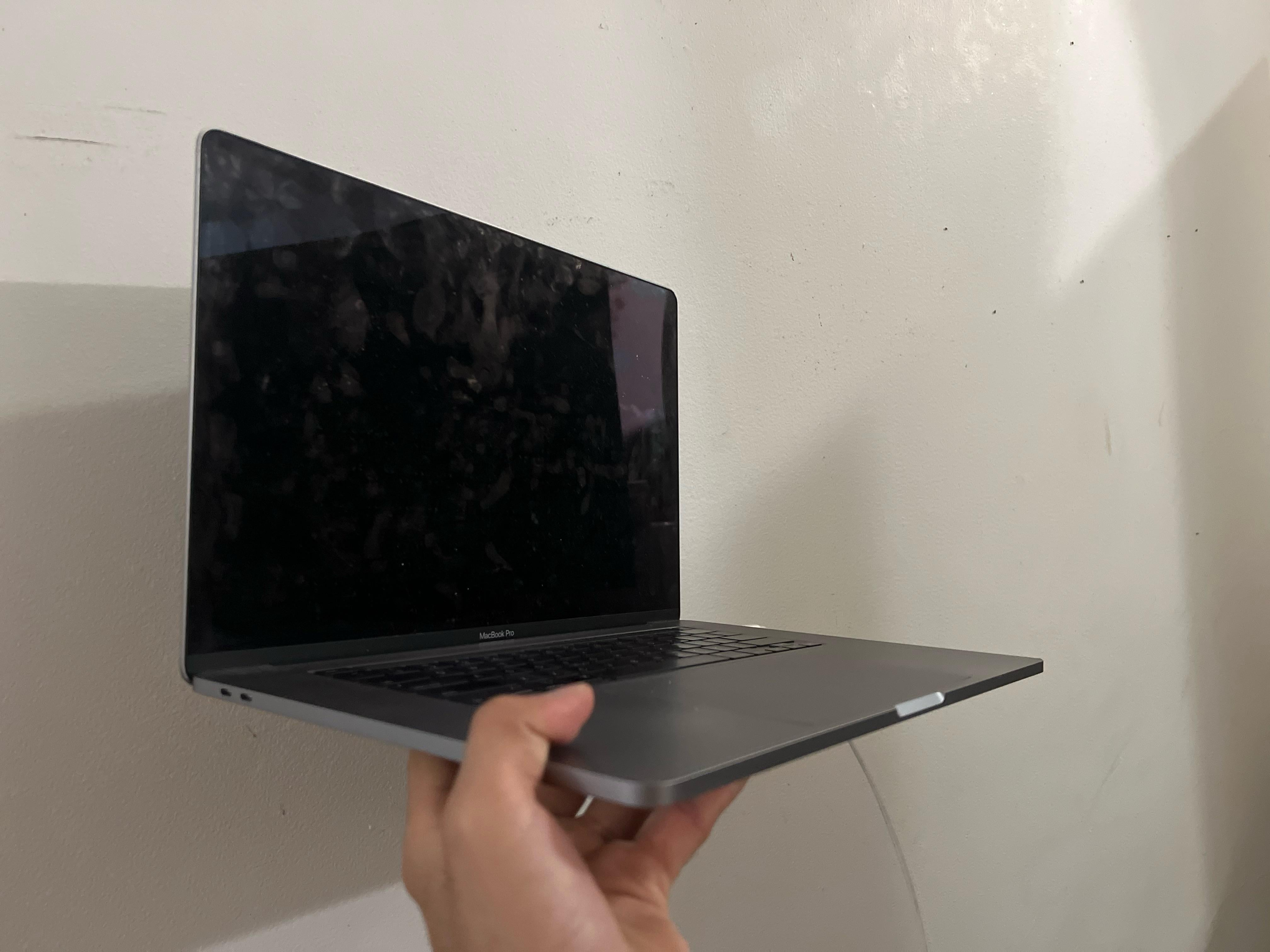 Не вмикається MacBook: чому це відбувається та що робити