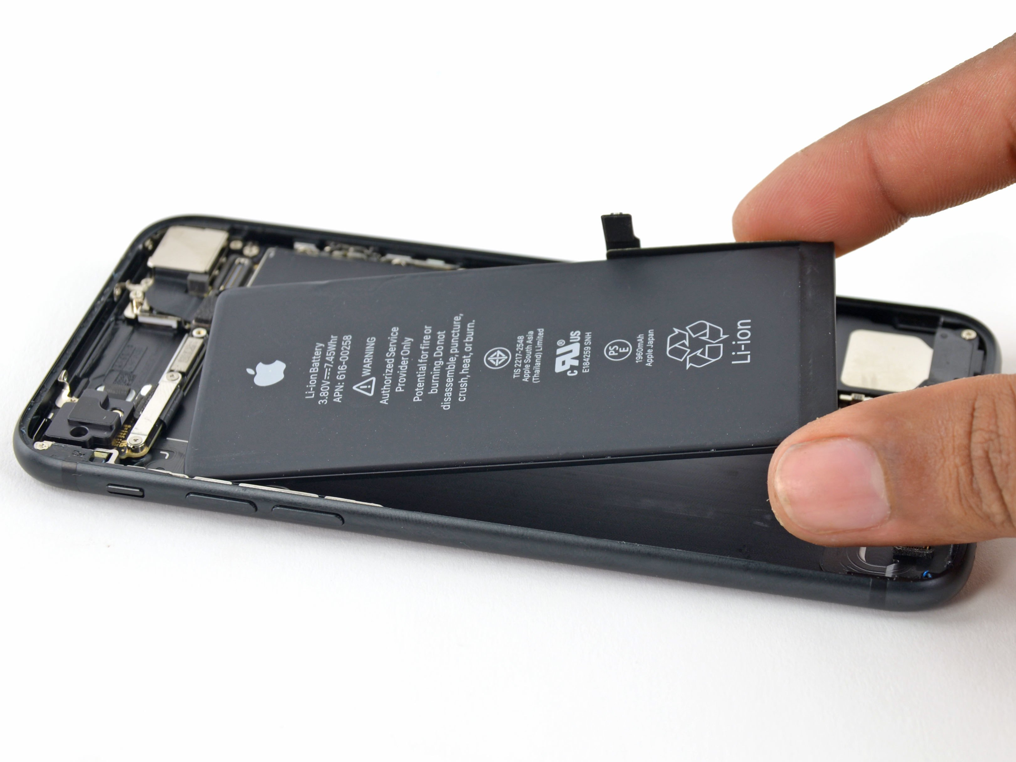 Заміна акумулятора iPhone: коли та чому варто звернутися до професіоналів